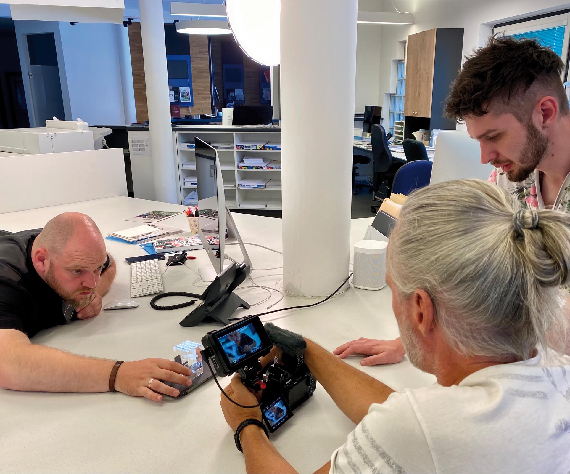 1) Dreharbeiten mit Dominik Ofner zur neuen Single-Produktion „Do bin i dahoam“ im Büro der Zillertaler Heimatstimme Dreharbeiten mit Dominik Ofner zur neuen Single-Produktion „Do bin i dahoam“ im Büro der Zillertaler Heimatstimme